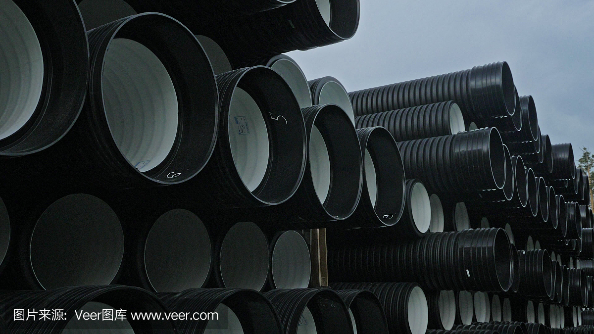 成品塑料管倉庫,工業(yè)戶外儲存場地。生產(chǎn)塑料水管的工廠。